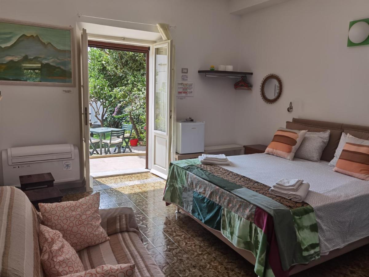 Il Giardino Di Tatiana Rooms & Breakfast Ла Мадалена Екстериор снимка