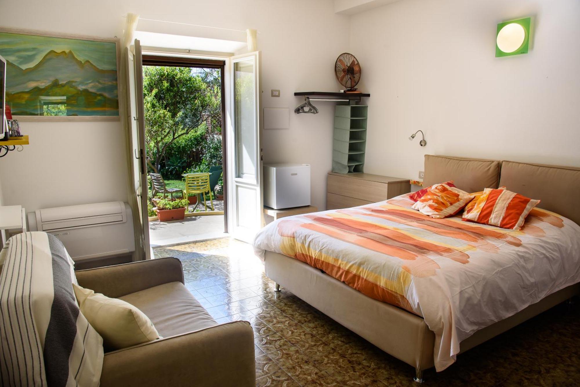 Il Giardino Di Tatiana Rooms & Breakfast Ла Мадалена Екстериор снимка