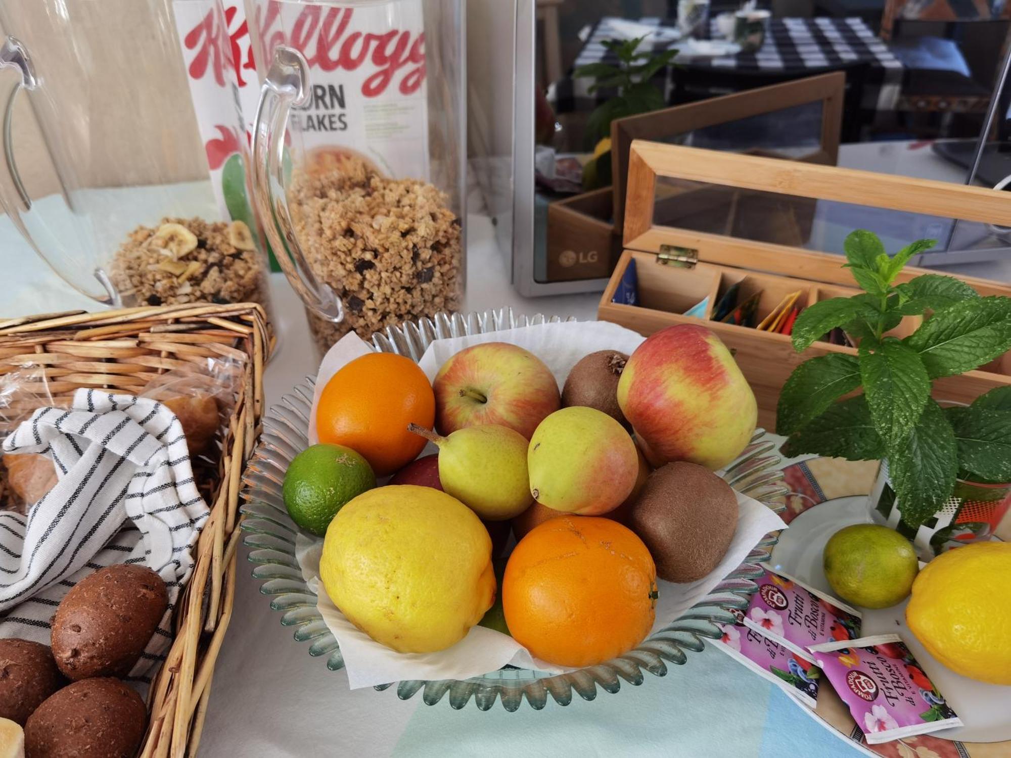 Il Giardino Di Tatiana Rooms & Breakfast Ла Мадалена Стая снимка
