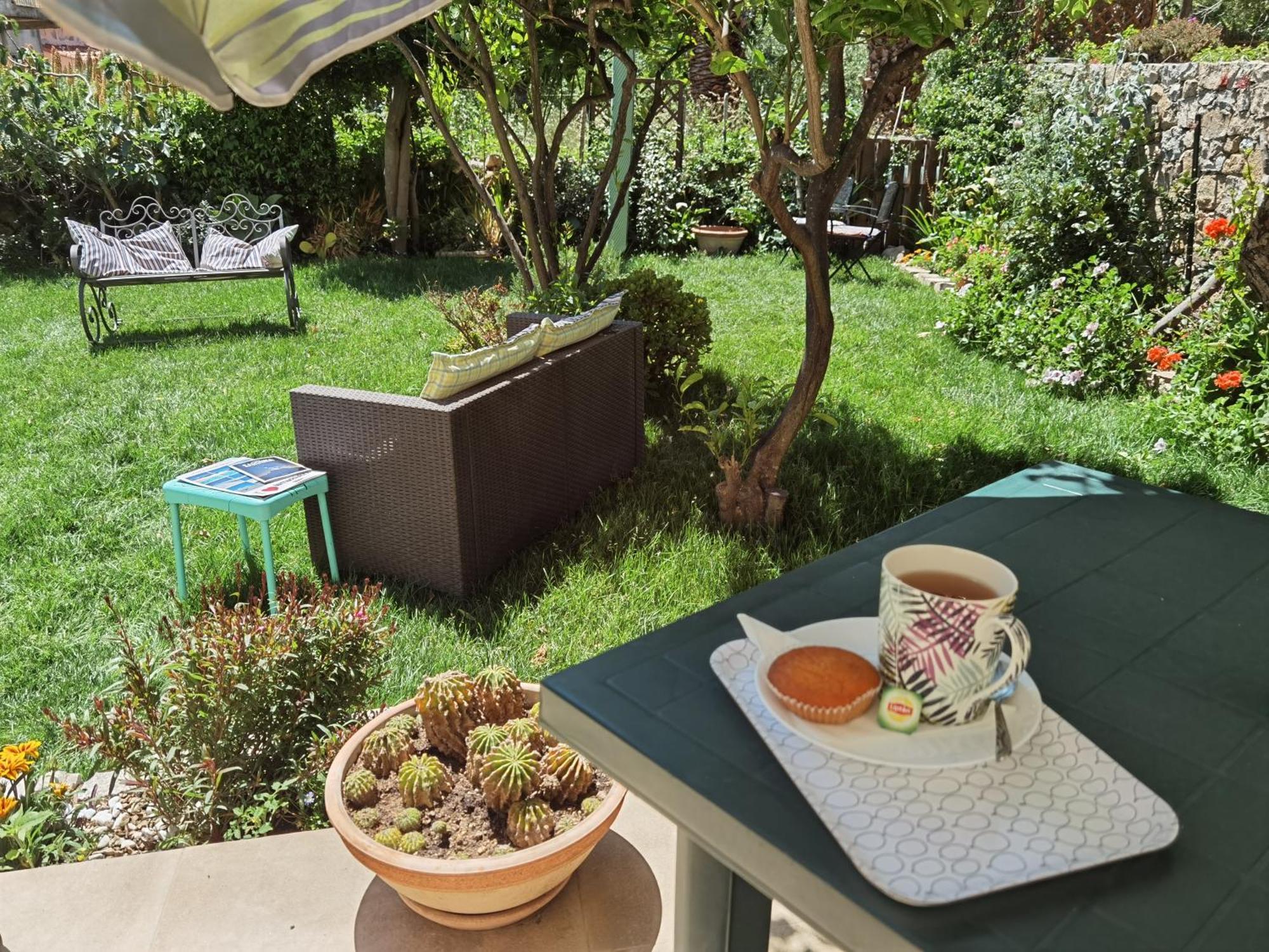 Il Giardino Di Tatiana Rooms & Breakfast Ла Мадалена Стая снимка