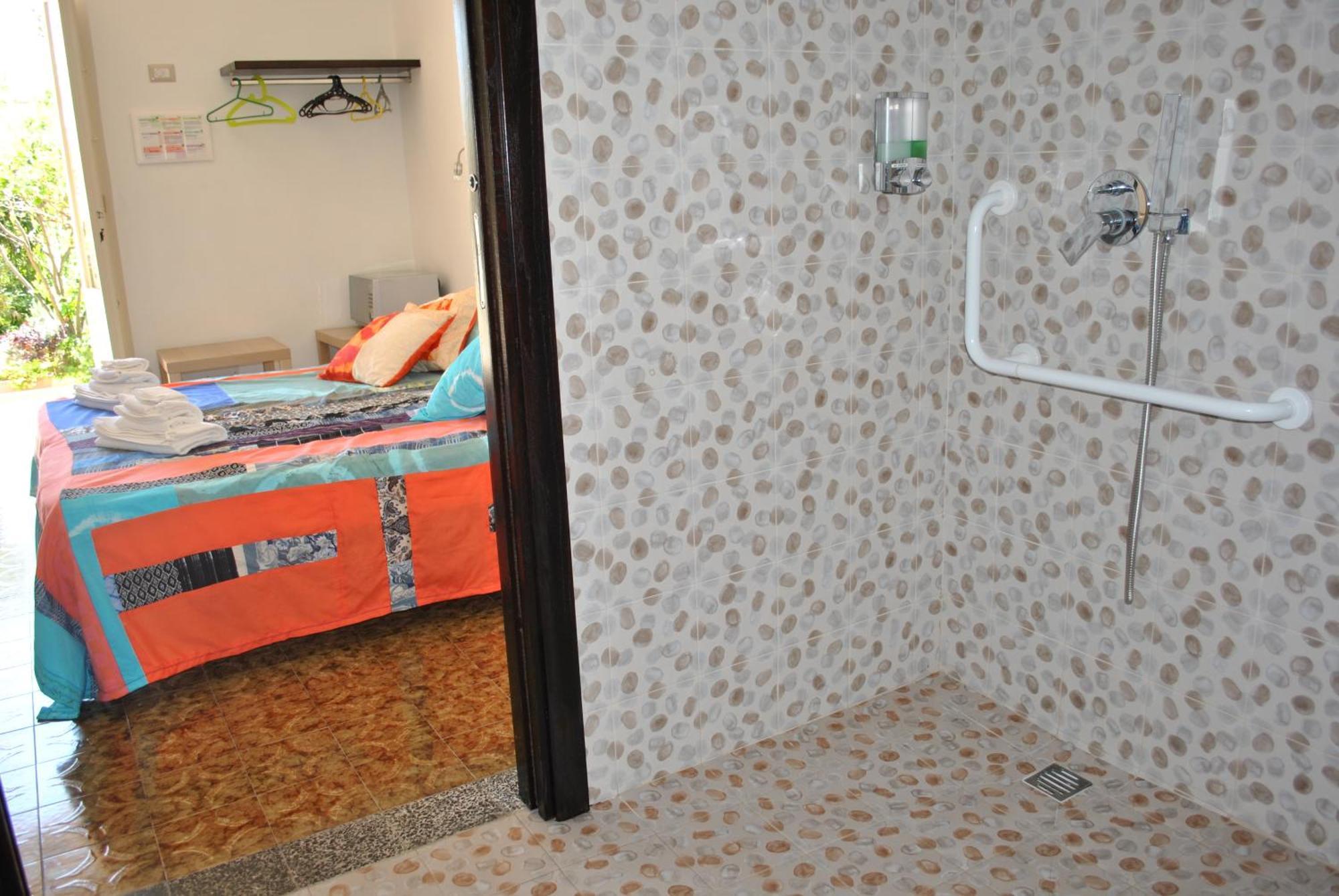 Il Giardino Di Tatiana Rooms & Breakfast Ла Мадалена Стая снимка